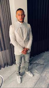 There's no doubt memphis depay is one of the most fashionable figures in football today, but the dutchman took it to a whole new level when he sported a pair of boots worth over r23 000 and a. Memphis Depay Memphis Depay Streetwear Men Outfits Mens Outfits