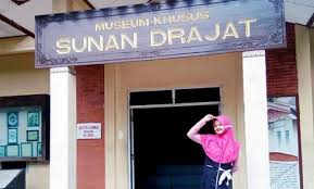 Dakwahnya menekankan perilaku dermawan, kerja keras dan amalan islam lainnya. 10 Gambar Museum Sunan Drajat Lamongan Koleksi Peninggalan