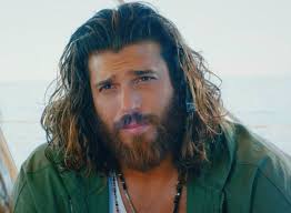 Can yaman (born 8 november 1989) is a turkish actor, model and lawyer. Can Yaman Revolves Madrid Airport Somag News