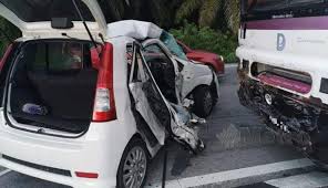 2019 eksiden 3 kereta manjung depan aeon. Maut Bertembung Bas