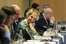 Esperanza aguirre ha cargado duramente contra corinna larsen asegurando que tiene una dudosísima reputación y está horrorosa. Aguirre Afea Que La Policia No Entre En La Casa De Los Pujol Cuando Todos Saben De Los Latrocinios En Cdc Diario Publico
