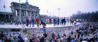 Marquant la fin d'une guerre froide qui aura divisé le monde au lendemain de la seconde guerre mondiale, la chute du mur de berlin annonce celle de tout un régime. Chute Du Mur De Berlin 30 Ans Lanceur D Alerte Info
