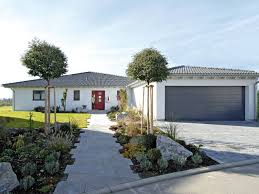 Bungalow Stift Fertighaus Bungalow Mit Zeltdach Und 132 Qm Wohnflache Fertighaus Weiss Jetzt Mit Musterhaus Fertighaus Bungalow Bungalow Haus Bungalow