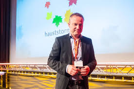 Ansvarlig redaktør i nettstedet resett, helge lurås, forsvarer måten de har dekket trine skei. Medier24 Resett Redaktor Helge Luras Mener De Kjemper Facebook