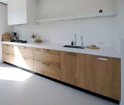 Dans La Cuisine Des Elements Bas En Bois Et Des Elements Hauts Blancs Sur Mesure Prof 35 Cm Et Qui Cuisine Moderne Interieur De Cuisine Amenagement Cuisine