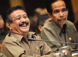 Jaksa Agung Basrief Arief tertawa (kiri) di samping Wakil Jaksa Agung, Darmono saat rapat kerja dengan Komisi III DPR di Kompleks Parlemen Senayan, Jakarta, ... - TAWA-BASRIEF