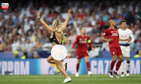 Where to watch champions league final, you could also find another pics such as real madrid, liverpool team, streaker female, pitch invader, arsenal, swimsuit, stadium, tottenham, logo, goals, soccer, 16, champions league winners, kiev champions league final, uefa champions league stadium, and uefa champions league teams. Champions League Gynaika Magio Boxnews Gr