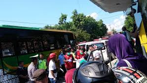 Protes sejumlah karyawan trans jogja itu dilakukan beberapa kali, selain mengadu ke dprd diy, mereka juga melakukan aksi demonstrasi hingga mogok kerja. Tabrak Bus Trans Jogja Pemotor Tewas Di Tempat Okezone News