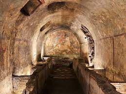 Sulla sinistra, invece, dopo un breve tratto di corridoio, si accede al mitreo vero e proprio, costituito da una lunga camera rettangolare ai cui lati sono addossati dei sedili. Mitreo Di Santa Maria Capua Vetere The New Mithraeum