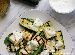 Le zucchine si prestano anche ad accompagnare i tuoi piatti più complessi come torte, creme e formate in ogni piatto un cestino quadrato con i bastoncini di tofu e disponete all'interno le zucchine. Insalata Di Tofu E Zucchine Grigliate Paneoliopomodoro