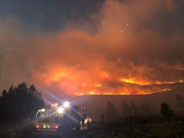 Cape town international airport is 13.7 miles away. Pics Fire Raging At Van Der Stel Pass Cape Town Filled With Smoke News24