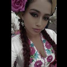 ReinadelCarnavalMendeño ¡FELICIDADES! Angie Barron Villa fue coronada como  la nueva soberana del Carnaval Mendeño 2019. 👑🔝 Ella representó a la  comparsa Pata Amarilla. 💛