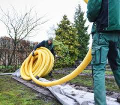 Dabei erfolgt wieder die kontrolle mit der wasserwaage. Drainagebau Im Raum Wilhelmshaven