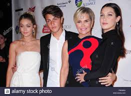 2016 yılında img models'e imza attı. New York Ny Usa 8 Oktober 2015 Gigi Hadid Anwar Hadid Yolanda Hadid Bella Hadid Im Ankunftsbereich Fur Globale Lyme Allianz Inaugural Gala Cipriani 42nd Street New York Ny 8 Oktober 2015