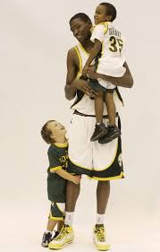 Future hall of famer kevin durant entered the nba with immense support from his community. Si Vault On Twitter Kevin Durant Poses With Two Young Sonics Fans During The Nba S Media Day In 2007 Http T Co Dsgk7hsd7b