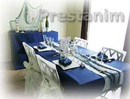 ci contre un exemple de decoration sur la mer pour un mariage une table decoree avec une nappe bleu marine sur laquelle vous trouvez un home decor home decor