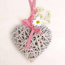 Para todos los tipos de corazones y amores, en especial al propio que nunca hay que olvidar, expresemos el amor en todo lo que podamos compañera y marcando tendencia. Corazon Colgante Rustico Para Bodas