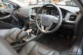 Parabrezza riscaldato, sistema di navigazione, immobilizzatore elettronico, sensori di parcheggio assistito posteriori, specchietto retrovisore con funzione antiabbagliamento, sedili riscaldati, chiusura centralizzata telecomandata. Volvo V40 Brochure 2014 Brochure Image