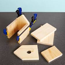 Here's a plan for a nesting box that will keep your backyard birds cozy all winter. How To Build An Easy 1 Board Bird House Bird Houses Diy Bird House Kits Bird House Plans