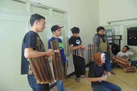 Sarune kale berasal dari nanggroe aceh darussalam yang mempunyai jenis bunyi aerofon, yaitu bunyi yang. Mengenal Calung Alat Musik Sunda Sejenis Angklung Merahputih