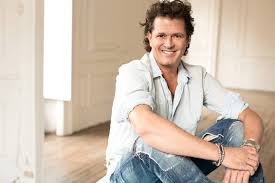 Carlos vives was born on 7 august 1961 in santa marta, magdalena, colombia, where he spent his first 12 years of life. Carlos Vives El Rey Del Descomplique Cultura El Pais