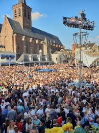 Jan smit en verschillende nederlandse artiesten waaronder frans bauer, rené froger, django wagner, tim douwsma, tino martin. Video Propvolle Hof Zingt Uit Volle Borst Mee Tijdens Sterren Muziekfeest Op Het Plein Indebuurt Amersfoort