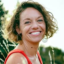 Beth Thompson's Instagram, Twitter & Facebook