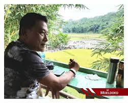 Merespons aksi moeldoko tersebut, melalui akun twitter @yanharahap, yan harahap yang berada di barisan agus harimurti yudhoyono (ahy) langsung merespons etika moeldoko yang membawa label. Posting Foto Makan Di Warung Pinggir Sawah Moeldoko Disindir Netizen Soal Kopi Okezone Nasional