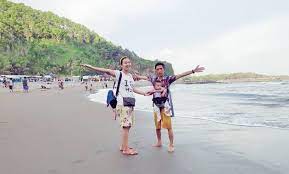 Jalan masuknya tepat di depan pos retribusi pantai klayar. 10 Gambar Pantai Karang Bolong Kebumen Harga Biaya Masuk Lokasi Alamat Fasilitas Di Sekitar Hotel Terdekat Misteri Mitos Rute Menuju Wisata Jejakpiknik Com