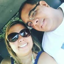 Pessoal trabalhando e um moleque gravando o próprio crime de estelionato.