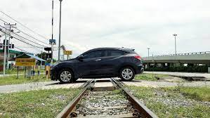 Perabot daripada kayu landasan kereta api sering menjadi pilihan untuk hiasan taman seperti meja dan bangku. Naik Taraf Kereta Api Di Sabah