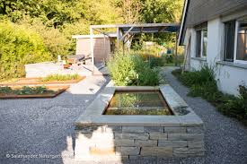 Brunnen Umgeben Von Einer Trockenmauer Das Regenwasserreservoir Dient Zur Bewasserung Des Nutzgartens Saunagarten Salama Brunnen Garten Garten Naturgarten