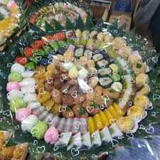 Kue basah ini adalah kue tradisional yang sudah kita cicipi sejak kecil, rasanya enak dan biasanya memiliki tekstur. Jual Kue Nampah Tampah Isi 150 Kue Basah Lapis Acara Hajatan Seserahan Jakarta Timur Tjeker Maera Tokopedia
