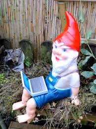 Moderene Gartenzwerge Haben Einen Computer Oder Laptop Dann Kann Der Gartenzwerg Kreativ Im Garten Arbeiten Ohne Sich Die Hande Schm Gartenzwerg Zwerg Garten