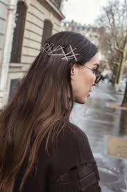 Outfit ideen, frisuren, hübsche frisuren, sonnenbrillen frauen, runde sonnenbrille, haarspangen, vintage haarschmuck, haar. Stil Agenda Buro Frisuren Fur Den Sommer Frisuren Buro Haare Haar Styling