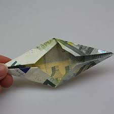 Nachdem der neue fünfziger nun anfang april in umlauf gekommen ist, beginnen auch schon die vorbereitungen für die beiden letzten scheine, die noch ersetzt werden müssen, jene zu 100 und 200 euro. Stern Aus Geldscheinen Falten
