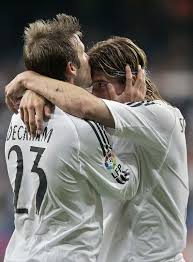 Sinónimo de publicidad que genera millones de ingresos, el futbolista se ha convertido en un símbolo de finales del siglo xx y principios del xxi. Sergioramosoldpics David Beckham Sergio Ramos Real Madrid Old David Beckham Real Madrid Football Beckham