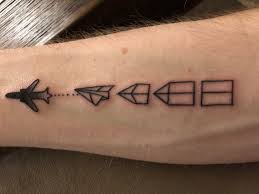 Getting a new tattoo can be exciting, but not if you wake up to it leaking ink and you're not sure why. Papierflieger Tattoo Klein Unterarm Manner Symbole Bedeutung Reisen Flugzeug Tattoo Tattoo Motive Bedeutung Fusstattoos