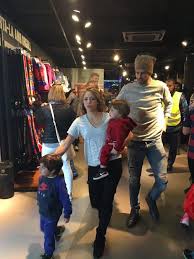 See more ideas about shakira and gerard pique, gerard piqué, shakira. Shakirapiesdescalzos Shakirapd Shakira Star Wars Stars Und Sternchen