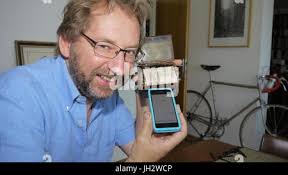 Wien, Österreich. 12. Juli 2017. Michael Zappe, Sammler von alten  Fahrrädern und Zubehör, zeigt eine "Locograph"