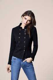 Cette blouse en coton maison 123 dispose d'une encolure en v, de manches longues ainsi que des motifs brodés ajourés. Epingle Sur Lookbooks