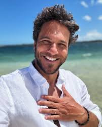 Habitue-se a pensar desta forma: tudo que chega é bom, tudo que parte  também. É a dança da vida... dance-a da forma como ela se apresentar, sem  apego ou resistência. O universo