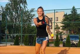 Там вона отримала титул наймолодшої ​​світової чемпіонки дзюдо серед жінок і чоловіків. Video Dar Ya Bilodid Zigrala V Tenis