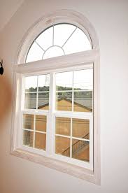 二連の窓の上に半円窓を組み合わせたフレームのようなリビング窓 株式会社コグマホーム アーチ窓 リビング 窓 窓