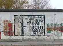 Quelques jours plus tard un petit mur de brique et de béton est érigé afin de séparer les rues de berlin. Mur De Berlin Wikipedia
