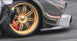 There is literally no information on this car whatever. Pagani Zonda R Makes A U Turn At Goodwood Somehow Hits A Haystack And Loses Front Blade Carscoops