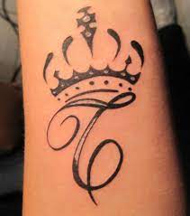 Initial tattoos are probably one of the best tattoos in small tattoo category. Foto Tattoo Des Buchstaben T Mit Krone Auf Dem Unterarm Tattoos Crown Tattoo Initial Tattoo