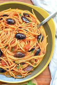 Sosul bolognese (ragù alla bolognese) este un sos originar din nordul italiei, din orasul bologna. Spaghetti Alla Puttanesca Traditional Italian Recipe 196 Flavors