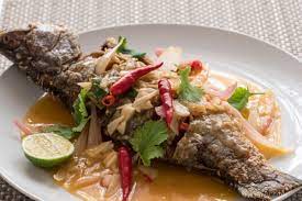 .tapi harga menu ikan siakap stim halia atau limau ni kalau tak bermula rm 30 dan ke atas , tak memang rasa segar isi ikan siakap dengan cara masak begini. Resepi Siakap Goreng Sos Plum