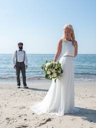 Weicher sand unter den füßen, eine sanfte brise in den haaren und meeresrauschen in den ohren. Brautkleid Mix And Match Strandhochzeit Hochzeitsblumenbraut Zweiteiler Brautkleid Erfahrung Hochzeitsblume Hochzeitsblume